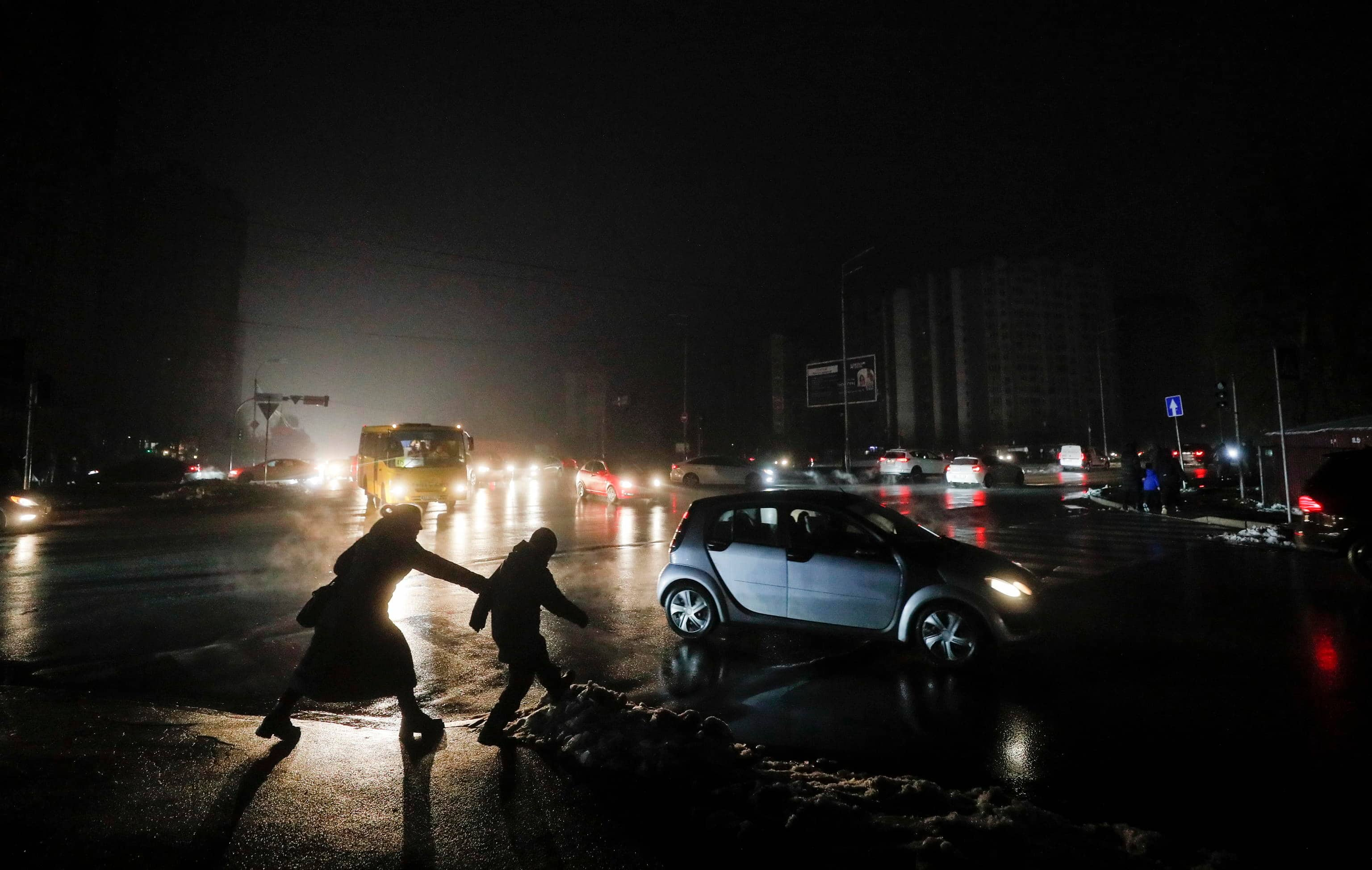 Le strade di Kyiv durante la nebbia e un blackout in serata. Le strade  della capitale Ucraina sono ora avvolte nell'oscurità e nell'ombra a causa  delle restrizioni sull'uso dell'elettricità. La mancanza di