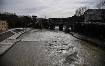 Banchine chiuse per il livello del fiume Tevere a causa del maltempo, il Tevere allÕaltezza dellÕIsola Tiberina e del Ponte di Ferro, Roma, 14 marzo 2025. ANSA/RICCARDO ANTIMIANI