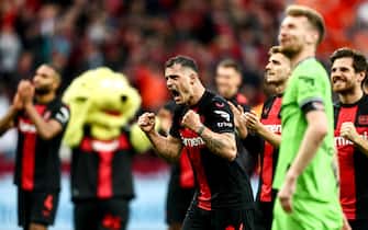 epa11251685 Leverkusen's Granit Xhaka (C) and teammates celebrate after winning the German Bundesliga soccer match between Bayer 04 Leverkusen and TSG Hoffenheim in Leverkusen, Germany, 30 March 2024.  EPA/LEON KUEGELER CONDITIONS - ATTENTION: The DFL regulations prohibit any use of photographs as image sequences and/or quasi-video.