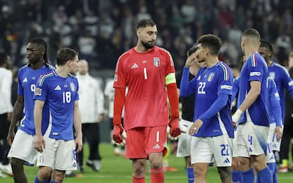 epa11984396 Goalkeeper Gianluigi Donnarumma of Italy (C) and his teammate gather after the UEFA Nations League quarterfinal, 2nd leg match between Germany and Italy in Dortmund, Germany, 23 March 2025.  EPA/FRIEDEMANN VOGEL
