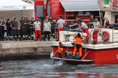 Sono stati recuperati dai sommozzatori dei vigili del fuoco i corpi di due dei sei dispersi del naufragio della Bayesian, Palermo, 21 aprile 2024. ANSA/IGOR PETYX