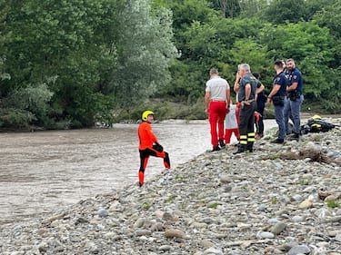 Non hanno ancora avuto esito le ricerche in corso a Modena del 18enne che sarebbe caduto accidentalmente nel fiume Secchia, a Marzaglia, 14 giugno 2023. Sul posto i vigili del fuoco, con anche i sommozzatori, e la polizia.
ANSA/FRANCESCO VECCHI
