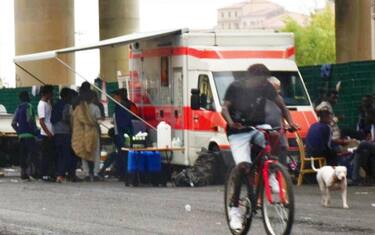 Alcuni migranti nei pressi del ponte delle Gianchette a Ventimiglia, in attesa di riuscire a superare il confine con la Francia, 20 settembre 2023.
ANSA/Fabrizio Tenerelli