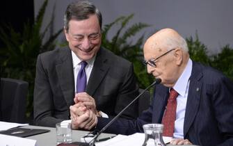 Da sinistra il presidente della Bce, Mario Draghi, e il presidente emerito della Repubblica, Giorgio Napolitano. Trento, 13 settembre 2016. ANSA/DINO PANATO