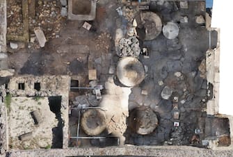 A prison - bakery, where enslaved people and donkeys were locked up and exploited to grind the grain needed to produce bread. A narrow room with no external view, with small windows with iron grates for the passage of light. And carvings in the floor to coordinate the movement of the animals, forced to wander around for hours blindfolded. The plant emerged in Regio IX, insula 10, where excavations are underway as part of a broader project to secure and maintain the fronts that surround the still uninvestigated area of ??the ancient city of Pompeii.
ANSA/Us Parco Archeologico di Pompei ANSA PROVIDES ACCESS TO THIS HANDOUT PHOTO TO BE USED SOLELY TO ILLUSTRATE NEWS REPORTING OR COMMENTARY ON THE FACTS OR EVENTS DEPICTED IN THIS IMAGE; NO ARCHIVING; NO LICENSING NPK