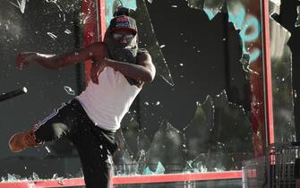 US-PROTESTS-CONTINUE-OVER-DEATH-OF-GEORGE-FLOYD,-KILLED-IN-POLIC