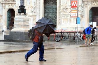 Ondata di maltempo a Milano caratterizzata da vento forte e freddo, 25 Settembre 2020. ANSA/PAOLO SALMOIRAGO