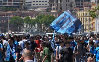 Festa Napoli Tifosi in attesa dei giocatori del Napoli in via Caracciolo, Napoli, 26 maggio 2025. // SSC Napoli's supporter wait for SCC Napoli players in Caracciolo street, in Naples, Italy, 26 May 2025. ANSA/CESARE ABBATE