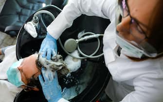 Zagabria Croazia, parrucchiere lavora durante la pandemia del coranavirus.