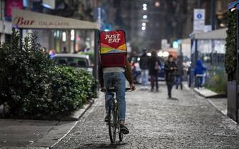 Rider di food delivery in notturna