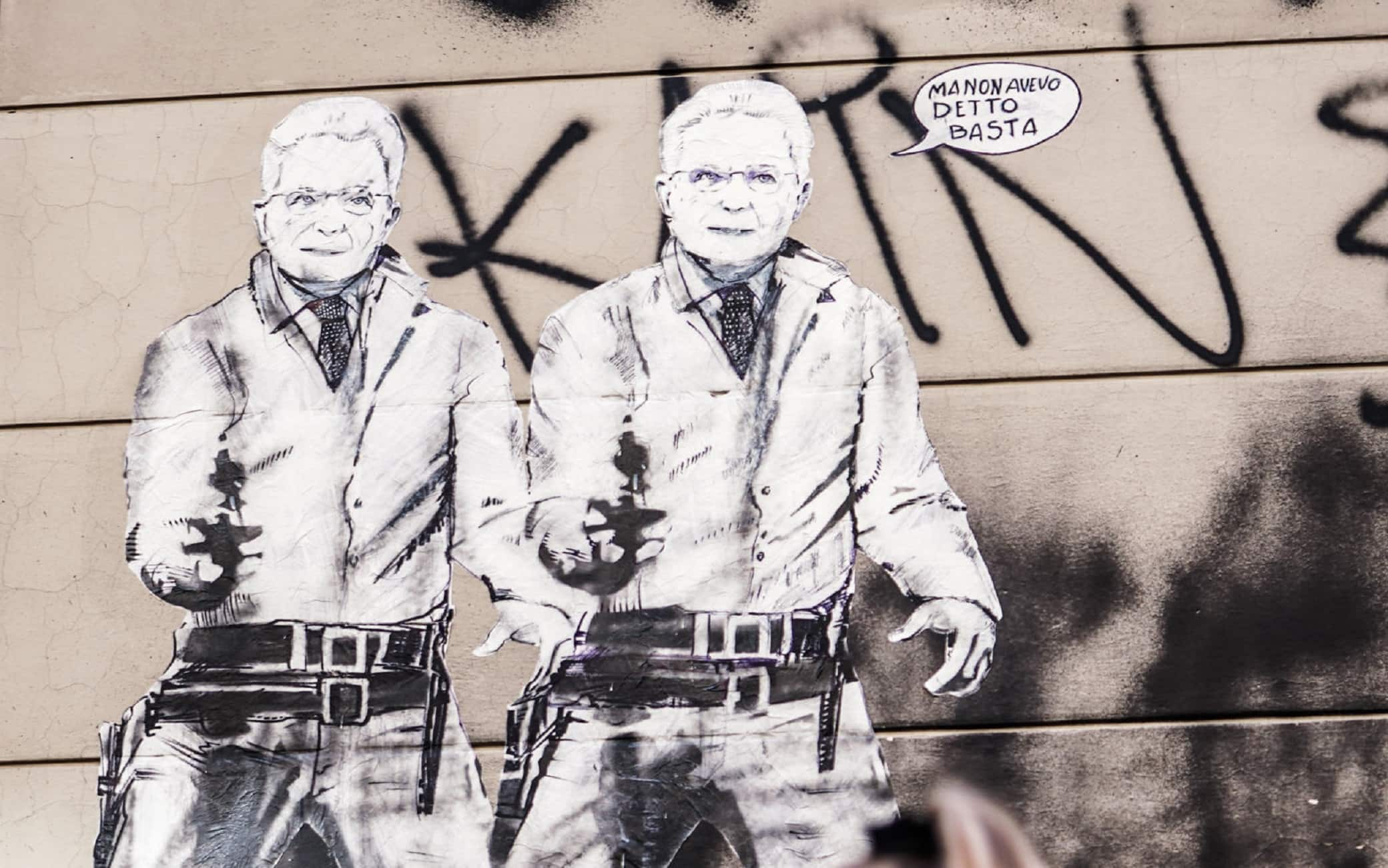 Il murales su Mattarella, rieletto presidente della Repubblica, sui muri del liceo Gioberti, in via Verdi, a Torino,  2 febbraio 2022. ANSA/JESSICA PASQUALON