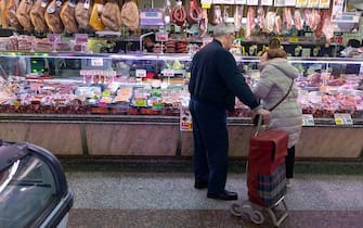 MADRID, SPAIN - MARCH 15: A couple shop at a deli in a market on March 15, 2023, in Madrid, Spain. The Consumer Price Index (CPI) rose by 0.9% in February compared to the previous month and raised its year-on-year rate by one tenth, to 6%, due to the rise in electricity, package tours and food, which shot up their prices by 16.6% year-on-year, their highest rise since 1994, according to the final data published today by the National Statistics Institute (INE). February's final inflation is one tenth of a percentage point lower than the one advanced at the end of last month, when the INE pointed to a rate of 6.1%, while the monthly increase has finally been nine tenths of a percentage point, compared to the increase of 1% initially estimated. (Photo By Eduardo Parra/Europa Press via Getty Images)