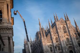 Intervento dei vigili del fiuoco in piazza Duomo per alcuni calcinacci caduti dalla facciata della Galleria Vittorio Emanuele