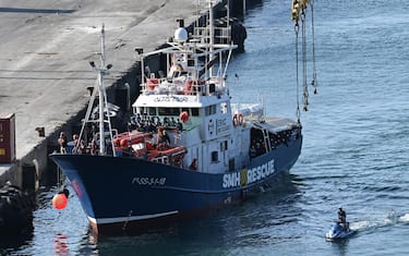 La nave della Ong Salvamento Maritimo Humanitario con a borso 172 migranti arriva nel porto di Salerno, 25 giugno 2023. ANSA/ MASSIMO PICA