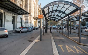 Milano. Taxi Sciopero tassisti causa liberazione Licenze posteggi taxi vuoti solo servizio di emergenza ospedaliera (Milano - 2021-11-24, Carlo Cozzoli) p.s. la foto e' utilizzabile nel rispetto del contesto in cui e' stata scattata, e senza intento diffamatorio del decoro delle persone rappresentate