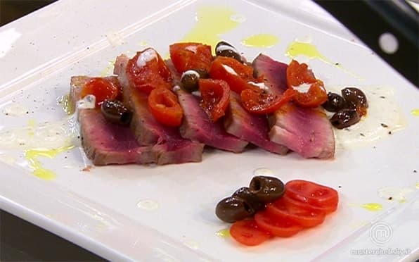 Tagliata di tonno, pomodorini e taggiasche su crema di formaggio acido al pepe