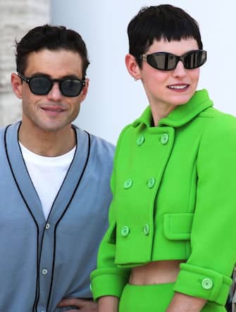 07-emma-corrin-rami-malek-venezia-red-carpet-ipa - 1
