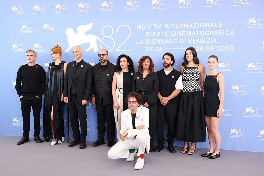 Nella foto , il cast del film "The Voice Of Hind Rajab" posa per il photocall veneziano Il cast del film The Voice Of Hind Rajab