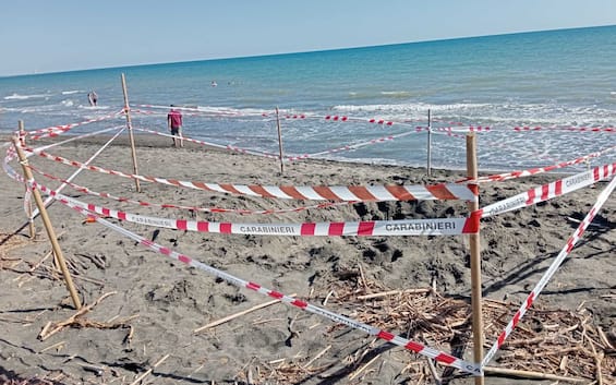 Ragazzo morto sotto la sabbia a Montalto di Castro, indagato il padre per omicidio colposo