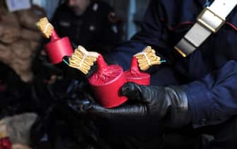 Carabinieri sequestrano botti illegali ad Afragola (Napoli), 30 novembre 2012. ANSA/CESARE ABBATE