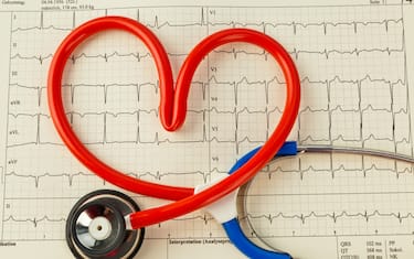 Ein Stethoskop in Herzform. Symbolfoto für Herzkrankheit und Herzinfarkt.