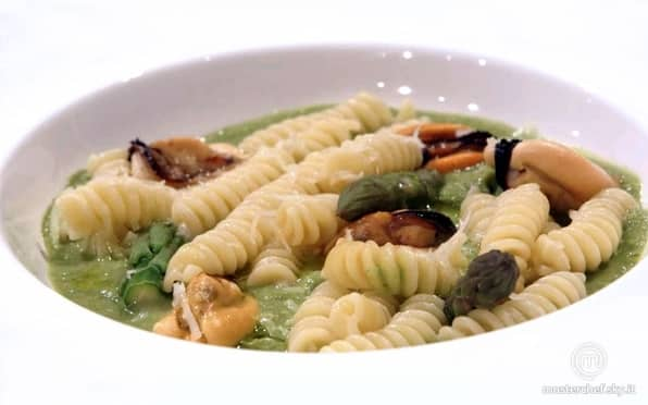 Fusilli cozze e provolone su crema di asparagi