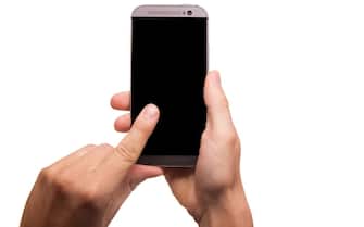 Uomo usa un cellulare