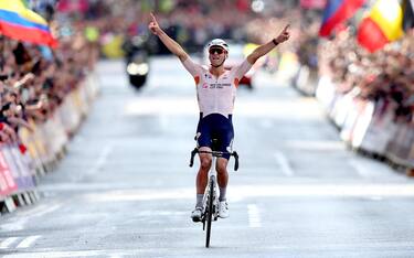 epa10787800 Mathieu van der Poel of the Netherlands wins the Men's Elite Road Race at the UCI Cycling World Championships 2023 in Glasgow, Britain, 06 August 2023.  EPA/ROBERT PERRY