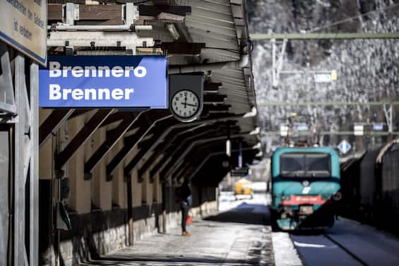 Trento, scontro tra treno merci e passeggeri: linea del Brennero bloccata