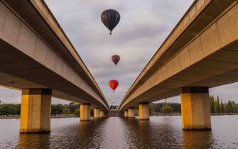 (230314) -- CANBERRA, March 14, 2023 (Xinhua) -- Hot air balloons fly over the Commonwealth Avenue Bridge during the annual Canberra Balloon Spectacular festival in Canberra, Australia, March 12, 2023. The annual Canberra Balloon Spectacular festival, a hot air balloon festival, is held this year from March 11 to 19. (Photo by Chu Chen/Xinhua) - Chu Chen -//CHINENOUVELLE_0849069/Credit:CHINE NOUVELLE/SIPA/2303140904