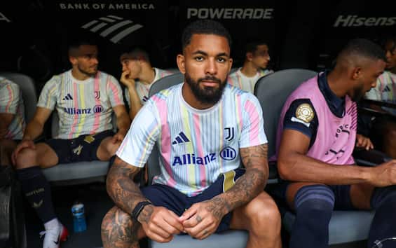 https://static.sky.it/editorialimages/53aa9fa6e1458410824292a7eef541247a816a49/skysport/it/calcio/calciomercato/2025/07/25/douglas-luiz-juventus-ritiro-news/douglas_luiz_ipa_5.jpg?im=Resize,width=565