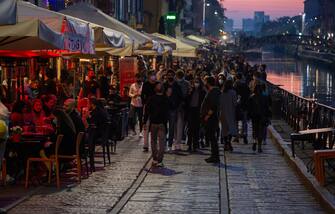 Prima serata di movida dopo la normativa che vieta vendita alcol e obblico consumo ai tavoli dopo le ore 18. i Navigli