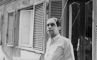 Italo Calvino ROMA - LO SCRITTORE ITALO CALVINO NELLO STUDIO DI CASA SUA (ROMA - 1980-10-12, NICOLO' ADDARIO) p.s. la foto e' utilizzabile nel rispetto del contesto in cui e' stata scattata, e senza intento diffamatorio del decoro delle persone rappresentate