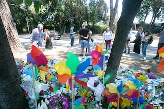 People continue to leave flowers at the place where the car accident occurred where a 5-year-old child died, in Casal Palocco, Rome, Italy, 16 June 2023.   ANSA/EMANUELE VALERI