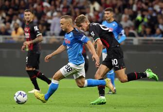 Napoli s Stanislav Lobotka (L) challenges for the ball  AC Milan s Charles De Ketelaere during the Italian serie A soccer match between AC Milan and Napoli  at Giuseppe Meazza stadium in Milan, 18 September 2022.
ANSA / MATTEO BAZZI