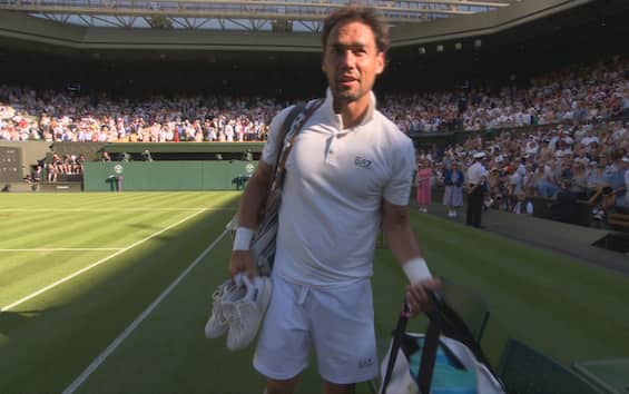https://static.sky.it/editorialimages/53db01b23cdfc1b70a8b2daac259dfcc277f5aa9/skysport/it/tennis/video/2025/06/30/wimbledon-fognini-chiede-maglia-alcaraz-per-il-figlio/fognini_alcaraz_ok.jpg?im=Resize,width=565