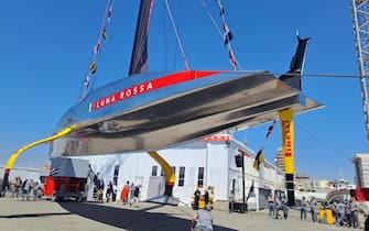 Varata la nuova Ac75 di Luna Rossa a Cagliari, 13 aprile 2024. Con la benedizione del vescovo Giuseppe Baturi è scattato alle 13.23 il via alla nuova avventura della barca che cercherà di portare in Italia la Coppa America. La madrina dell'inaugurazione è stata come al solito Miuccia Prada accompagnata dal patron Patrizio Bertelli. Poi la fatidica frase 'Io ti battezzo Luna Rossa'. Con la bottiglia di spumante che si è schiantata sulla scocca argentata della nuova barca dai colori argento, grigio e rosso con due ali gialle che la faranno "volare" sull'acqua. Uno scafo molto affusolato per affrontare meglio le onde.
ANSA/ ROBERTA CELOT