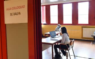 Una studentessa inizia il colloquio al liceo Alfieri di Torino durante il primo giorno degli esami di maturità, 17 gugno 2020. ANSA/ALESSANDRO DI MARCO