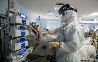 Un medico con un paziente