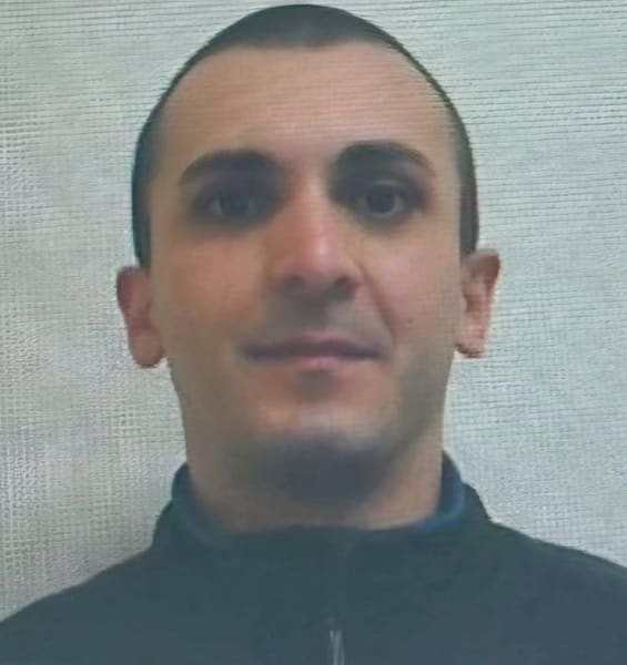 Emanuele De Maria, 35 anni, ricercato per l'accoltellamento di via Napo Torriani a Milano.. Emanuele De Maria, 35 anni, ricercato per l'accoltellamento di via Napo Torriani a Milano, 10 maggio 2025. ANSA/ANSA