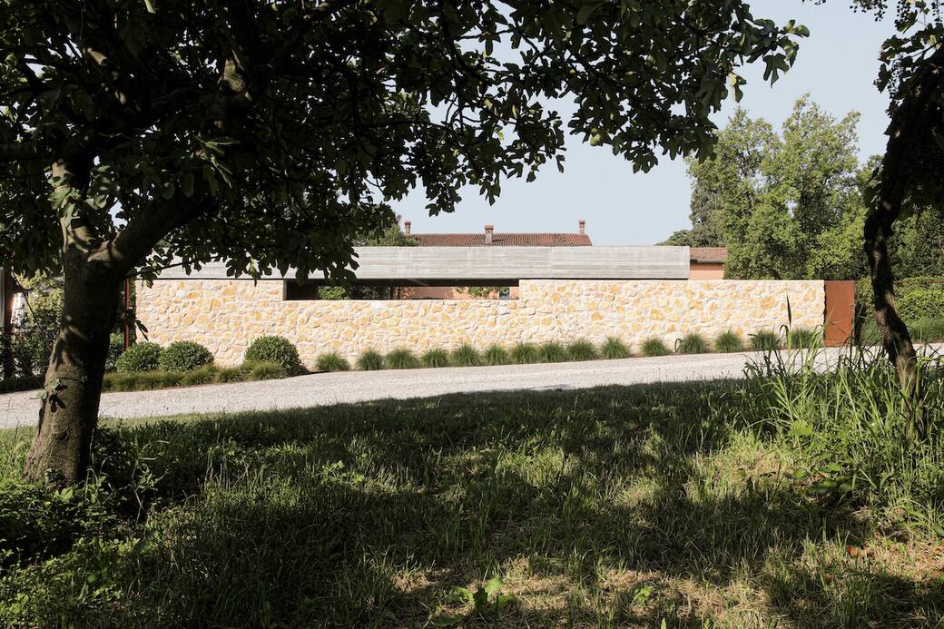 Vista_dal_vigneto_del_padiglione_del_Brolo_della_cantina_Gorgo.jpg