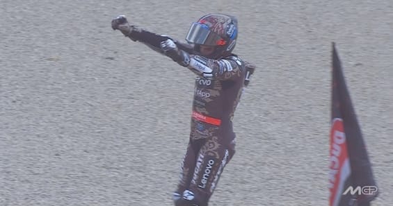 https://static.sky.it/editorialimages/545f1ddb49b42ea56b5c68965fa4cd754d0dbb8a/skysport/it/motori/motogp/video/2025/06/22/marc-marquez-vittoria-gp-mugello-intervista/og_marc_screen_9.jpg?im=Resize,width=565