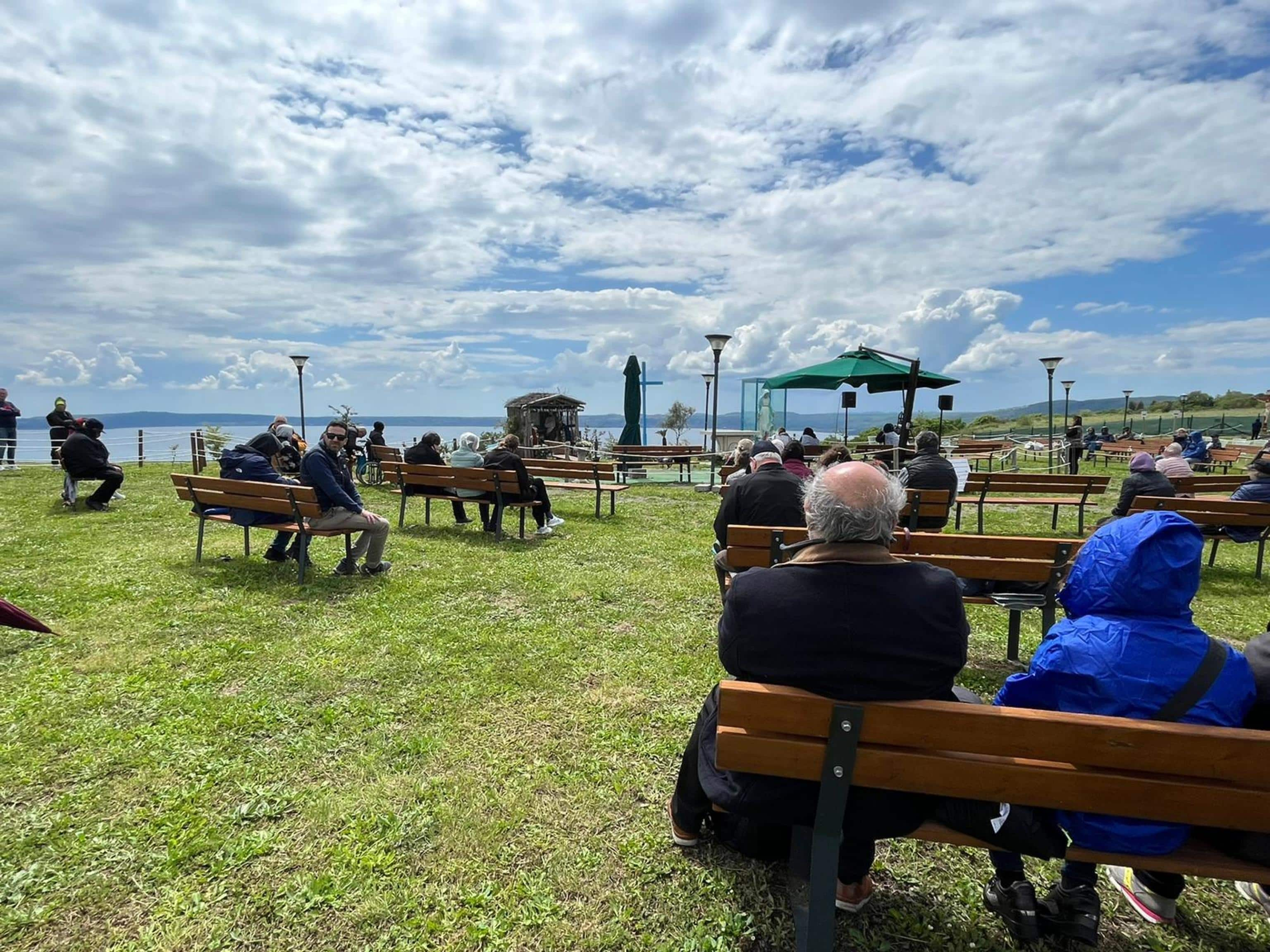 Sono un centinaio i seguaci della Madonna di Trevignano che si sono già assiepati alla collina di via Campo delle rose, luogo dove  avverrebbero le presunte apparizioni della Madonna, 03 maggio 2023. Nel campo è ancor allestita la teca con la statua che piangerebbe sangue e la croce in legno.
ANSA/ GIULIA MARRAZZO