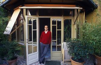 L'Ã©crivain italien Italo Calvino chez lui Ã  Rome en dÃ©cembre 1984, Italie. (Photo by Gianni GIANSANTI/Gamma-Rapho via Getty Images)