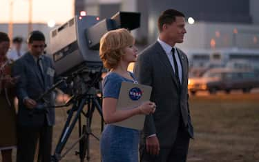 Kelly Jones (Scarlett Johansson) and Cole Davis (Channing Tatum) in FLY ME TO THE MOON.