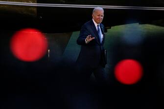 epa11138184 US President Joe Biden walks across the South Lawn towards the West Wing of the White House in Washington, DC, USA, 08 February 2024. President Biden returned from Leesburg, Virginia, where he delivered remarks at the House Democratic Caucus Issues Conference.  EPA/Samuel Corum / POOL