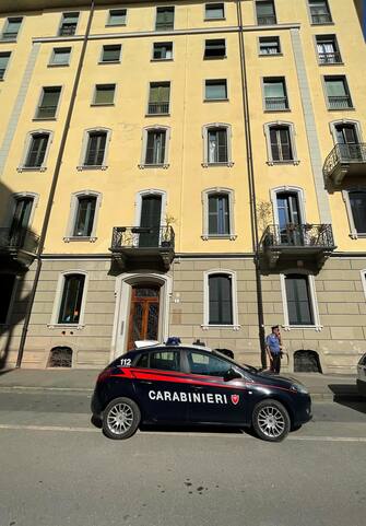 Carabinieri davanti alla casa dove sono stati trovati i due cadaveri, Alessandria, 27 settembre 2023. Ha ucciso anche la moglie e il figlio l'uomo di 66 anni che si Ë ammazzato nel giardino dell'istituto di cura e riabilitazione Divina provvidenza di Alessandria, dopo avere ucciso la suocera, Carla Schiffo 78 anni. I carabinieri, secondo quanto si apprende, in seguito alla tragedia nell'istituto hanno cercato di rintracciare moglie e figlio dell'uomo, scoprendo quindi che la donna non era andata al lavoro e che il ragazzo non era a scuola. E' a quel punto che i militari sono andati a casa della famiglia e, sfondata la porta, hanno trovato i due cadaveri.
ANSA/ DINO FERRETTI