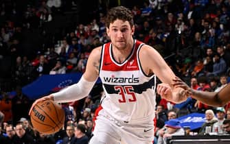 PHILADELPHIA, PA - DECEMBER 11: Mike Muscala #35 of the Washington Wizards drives to the basket during the game against the Philadelphia 76ers on December 11, 2023 at the Wells Fargo Center in Philadelphia, Pennsylvania NOTE TO USER: User expressly acknowledges and agrees that, by downloading and/or using this Photograph, user is consenting to the terms and conditions of the Getty Images License Agreement. Mandatory Copyright Notice: Copyright 2023 NBAE (Photo by David Dow/NBAE via Getty Images)