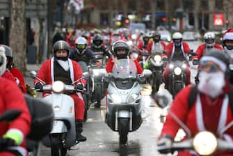 epa11041730 Motorcyclists dressed in Santa costumes drive through the streets of Belgrade, Serbia, 23 December 2023. A group of Serbian motorcycle enthusiasts gathered in the Serbian capital for a joint ride to bring Christmas gifts for underprivileged children.  EPA/ANDREJ CUKIC