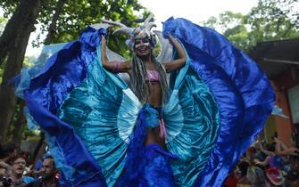 epa11138001 People in costumes participate the annual 'Loucura Suburbana' festival organized by the Nise da Silveira Mental Health Institute during pre-carnival festivities in Rio de Janeiro, Brazil, 08 February 2024. The colorful parade of the festival takes place every Thursday before Carnival in Rio which this year runs from 09 to 17 February 2024.  EPA/ANTONIO LACERDA